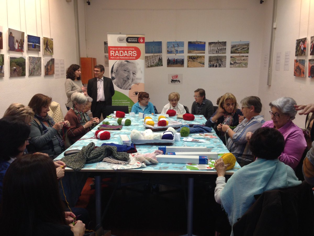 VilaUrania's tweet photo. Ja ha començat una nova sessió de #bufanding! Gràcies als @Amicsgentgran i a la @bufandadelaiaia es presenta una tarda plena de bufandes! @CcivicsBCN @Bcn_SSTG @barrifarro #craft #costura #DIY #bcn #gentgran https://t.co/UtjrL5bkG8
