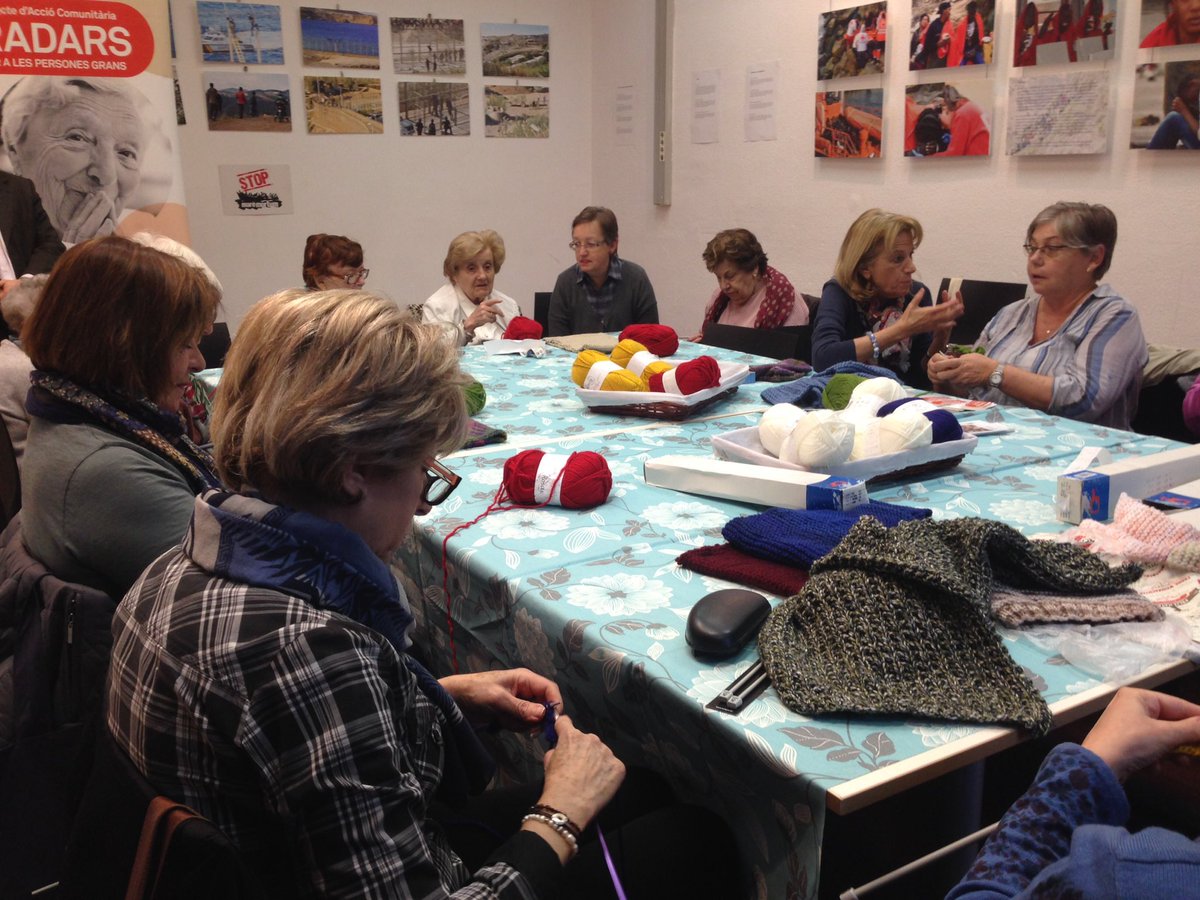 VilaUrania's tweet photo. Ja ha començat una nova sessió de #bufanding! Gràcies als @Amicsgentgran i a la @bufandadelaiaia es presenta una tarda plena de bufandes! @CcivicsBCN @Bcn_SSTG @barrifarro #craft #costura #DIY #bcn #gentgran https://t.co/UtjrL5bkG8