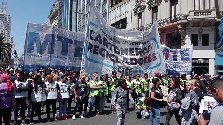 aluisaorg's tweet photo. Marcha en el Congreso del MTE para exigir que se trate su proyecto de ley sobre reciclaje

Desde LeyNoMasTas exigimos que los CABALLOS queden fuera del debate. 

#NoAlMaltratoAnimal
#ArgentinaSinTAS
#SinExcusasNoMasTAS https://t.co/1LQ3FRqSAr