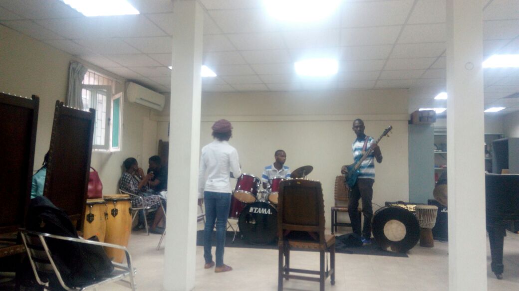 ActivistaMoz's tweet photo. Os activistas do canto a ensaiar para o dia 10 de Dezembro.

#SegundaEdição
#SarauCultural 
#ActivistaWork
#FAM https://t.co/WOJIK1KdrV