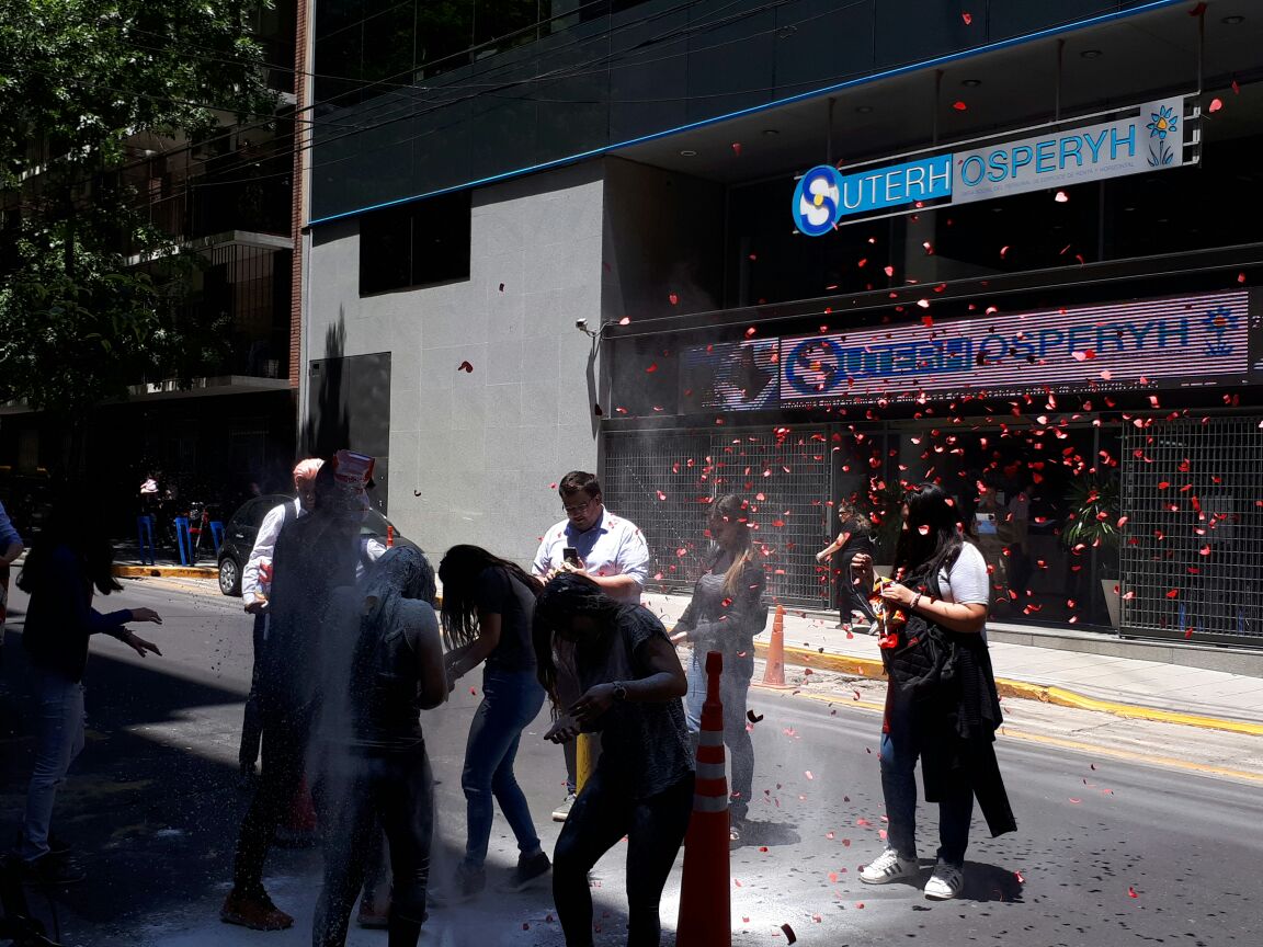 Con orgullo celebramos con nuestras primeras egresadas del Profesorado de Educación Física de la <a href="/UMETeduar/">UMET</a> !  ⚽️🏀🏐🏊‍♀️
Éxitos en la nueva etapa!
Felicitaciones Marina y Florencia!