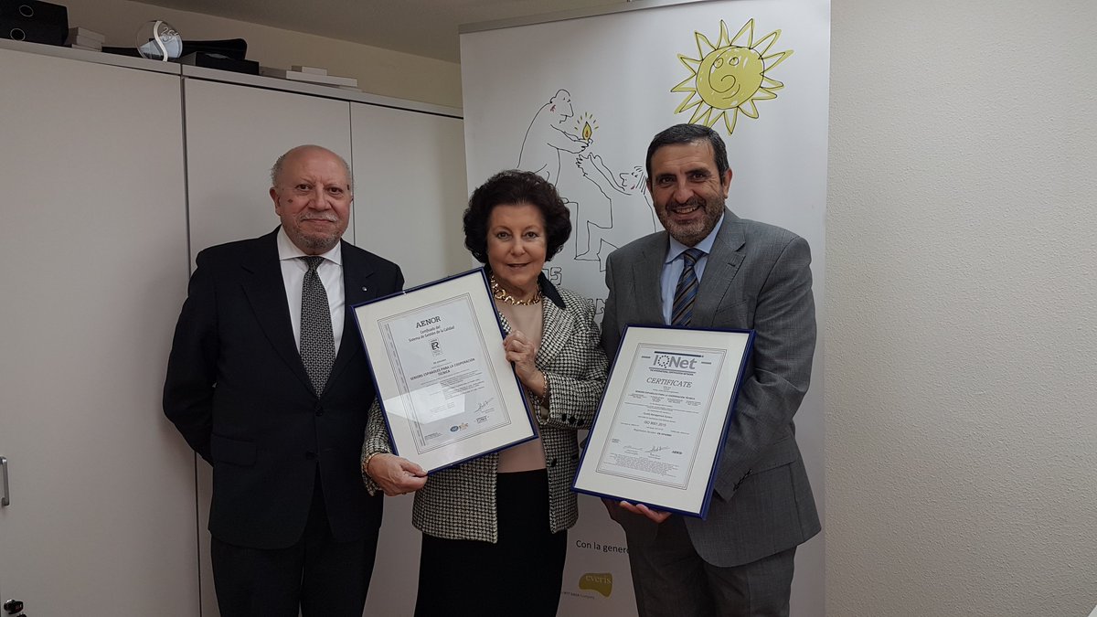 Secot_'s tweet photo. #SECOT recibe de manos de Felipe Gimeno, Jefe de Operaciones y Tecnología del Servicio de Industria de @AENOR el sello de calidad ISO 9001 que acredita la eficiente implantación de su sistema de gestión de la calidad #apostandoporlamejoracontinua https://t.co/boCFS9poG4