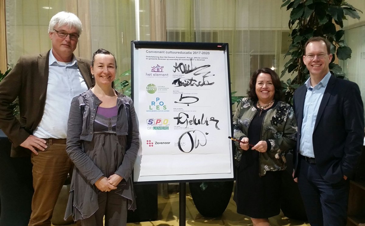 Zevenaar's tweet photo. Convenant Cultuureducatie voor 2017 - 2020 is ondertekend! De 'culturele opvoeding' voor #basisschoolleerlingen in #Zevenaar is hiermee onderstreept door diverse betrokkenen onder wie wethouder @TienkevdWerf. Méér #cultuur #educatie voor de #jeugd! https://t.co/c5U1BVoOgf