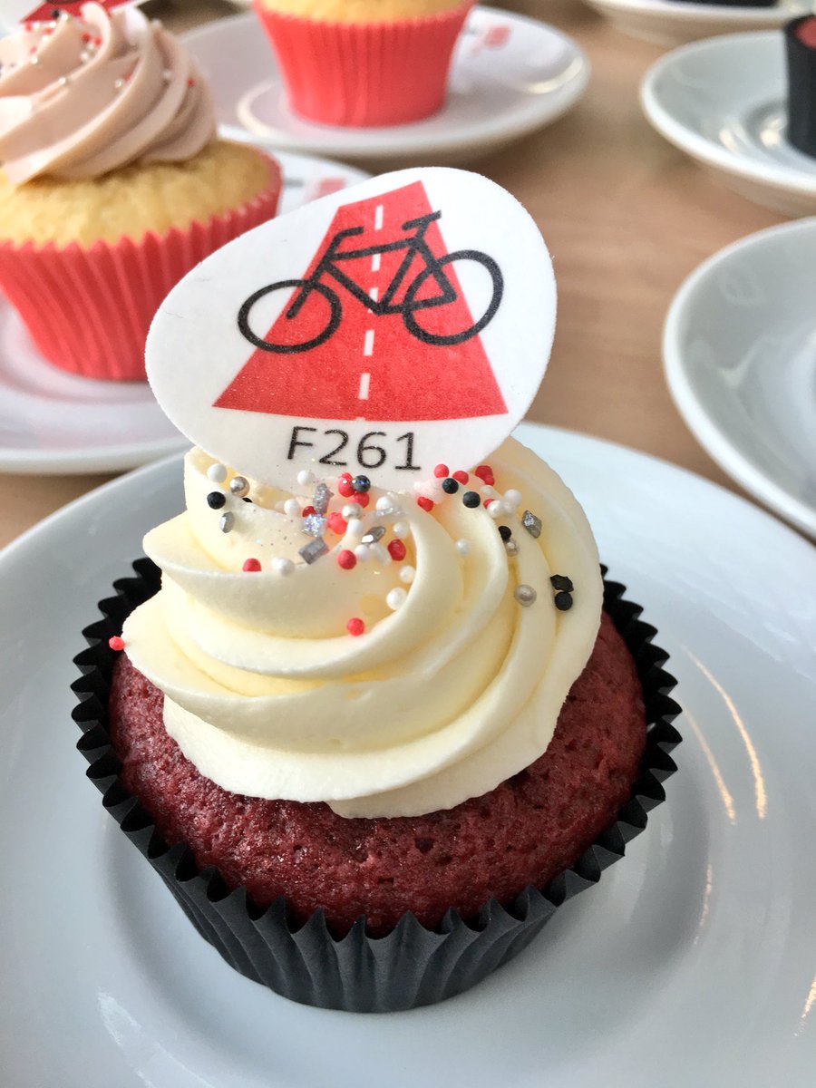 Mijlpaal! Bestuursakkoord voor aanleg eerste snelfietspad in <a href="/Brabant/">Provincie Noord-Brabant</a> ondertekend. Van #Tilburg naar #Waalwijk met de 🚲 over de F261. #opnaardevolgende