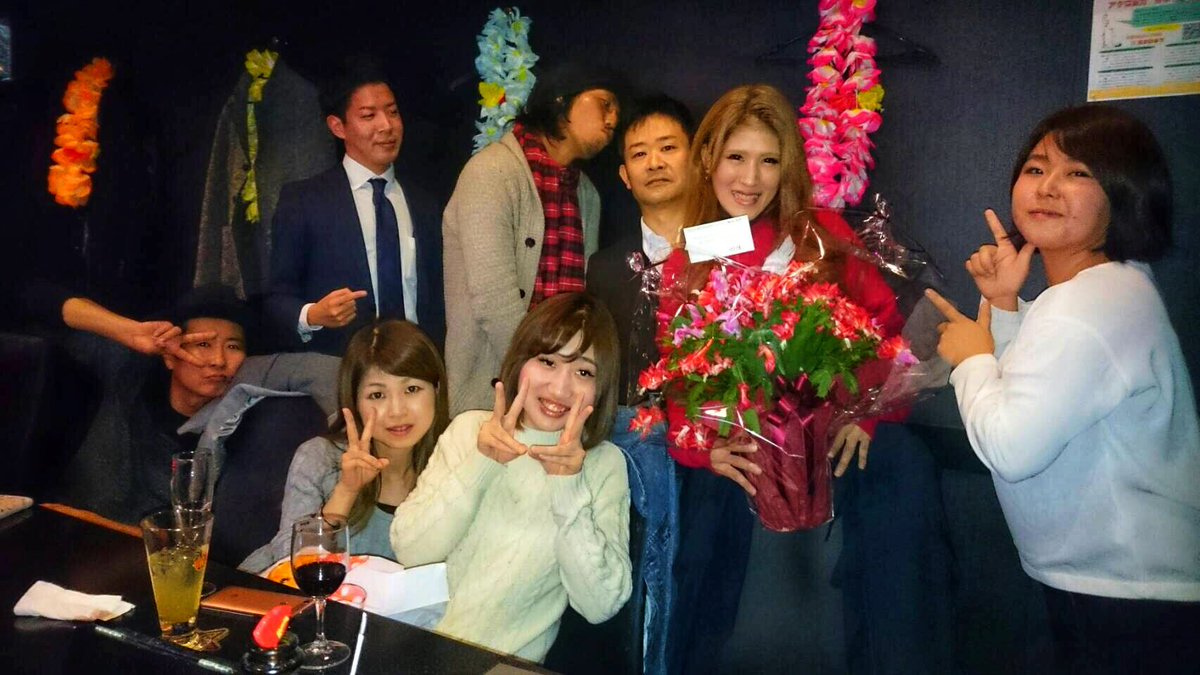 Bar_Anal_3150's tweet photo. 【Bar✽~穴流~】

昨日もみんなありがとう😋✨

友達の誕生日会(前祝いw)
平日なのに集まってくれました😚🙌

誕生日ということでお店から
シャンパンを🥂🥂
友達からはいろんな
プレゼントを🎁🎁

朝まで
ありがとうございます🙇🏼💟

今日も19:00~
Bar穴流OPENです！！

よろしくお願いします🌟 https://t.co/BnHFvCqMCa