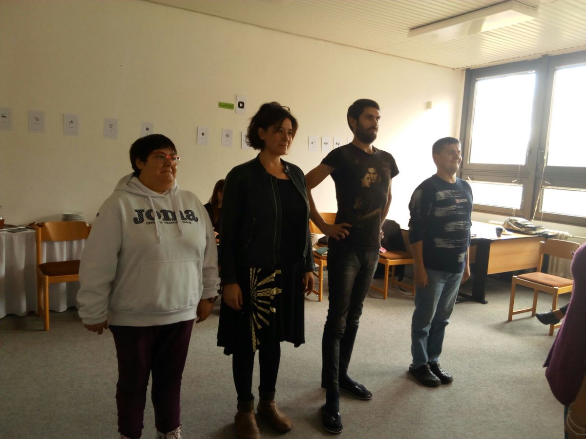 AsociacionLiber's tweet image. #Idea12 ➡ Seguimos en Praga, ahora trabajamos sobre la toma de poder a través del #TeatroForo. En la foto María Pino @Futucam @AEF_tutelares, @esterortega07 de @FundacionTUYA y 2 conpañeros de Letonia.