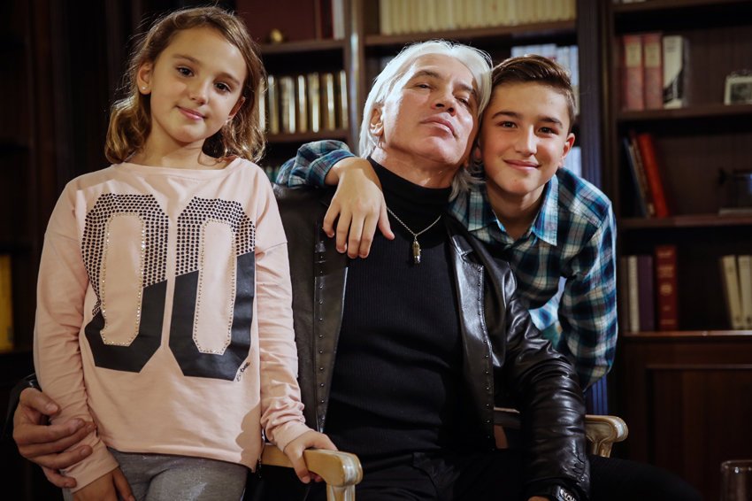 Victoria On Twitter Dmitry Hvorostovsky 16 10 1962 22 11 2017 Mighty And Tender Artist And Family Man Husband Father And Son Our Dmitry Hvorostovsly Love And Support To His Wife And Children Https T Co Qkmha1tfey