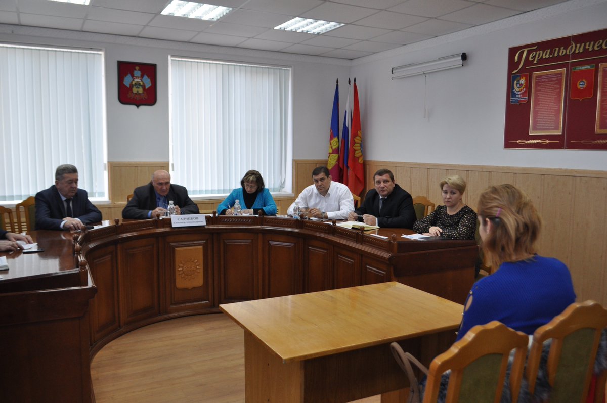 Сегодня провел прием граждан. В основном обращения касались вопросов  благоустройства города и района. Прозвучала просьба и о помощи в трудоустройстве. Жителям даны разъяснения и рекомендации.