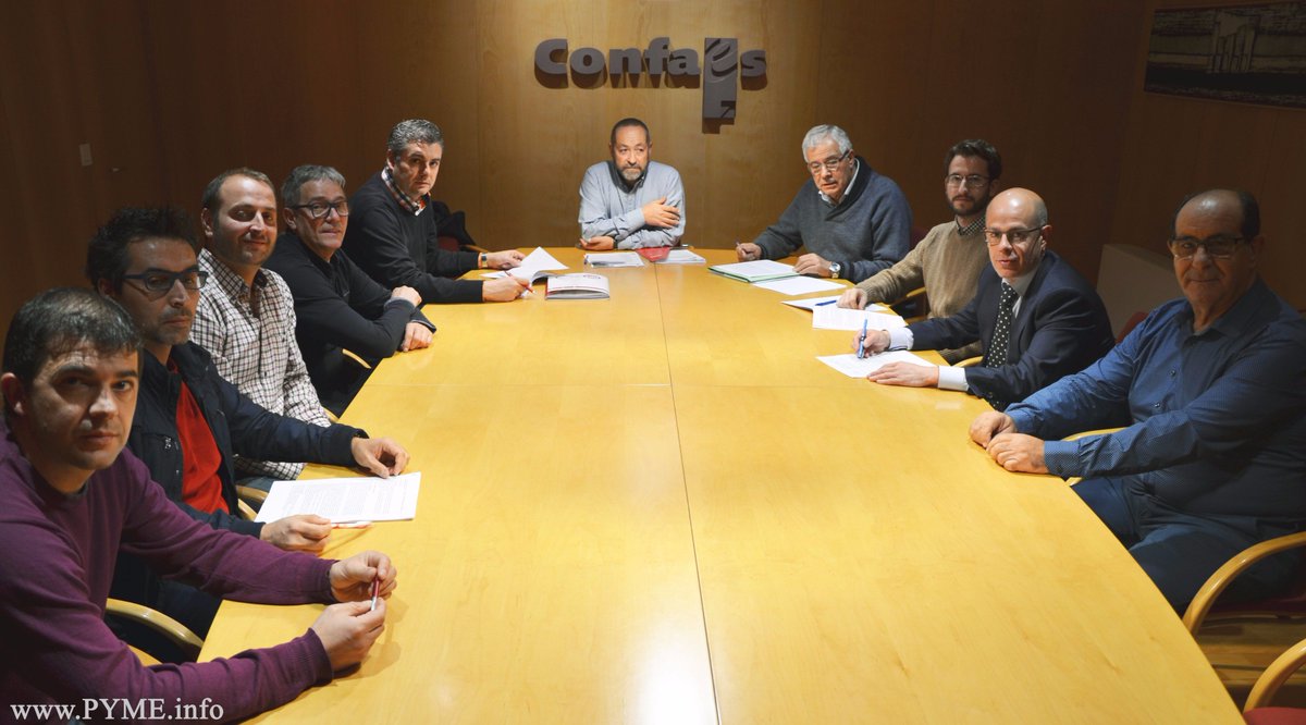 agenciapyme's tweet photo. La patronal salmantina @confaes ha firmado con los dos sindicatos mayoritarios @UGT_Salamanca y @CCOOCyL de Salamanca el nuevo Convenio Colectivo del Metal de la provincia para los próximos 3 años (2017-2019). https://t.co/vG5njyDBg7 https://t.co/OdZ9D5yc5x