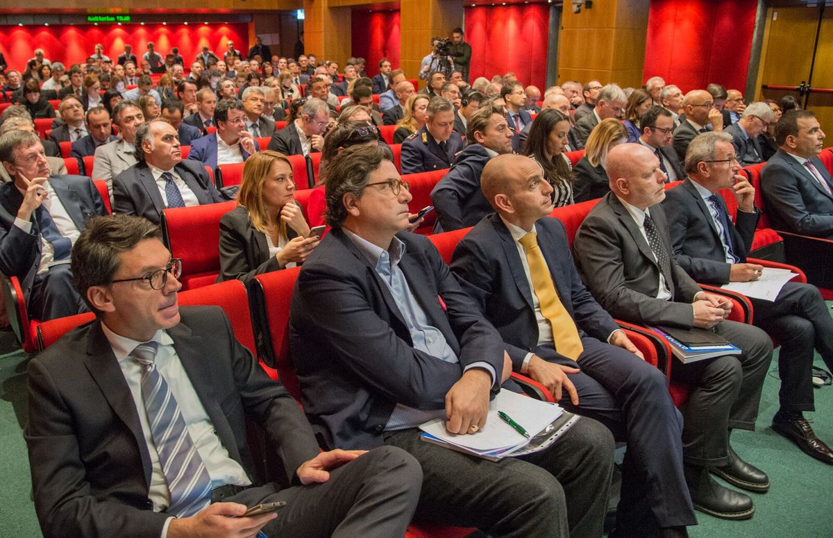 TIM_Official's tweet photo. "Il pubblico deve creare le condizioni affinché gli attori del mercato operino al meglio”. Antonello Giacomelli, Sottosegretario al Ministero dello Sviluppo Economico con Delega alle Comunicazioni, chiude Digital Horizons.
Seguiteci nel pomeriggio, ancora con #TIMHiTech. https://t.co/M6l7XdMl4u