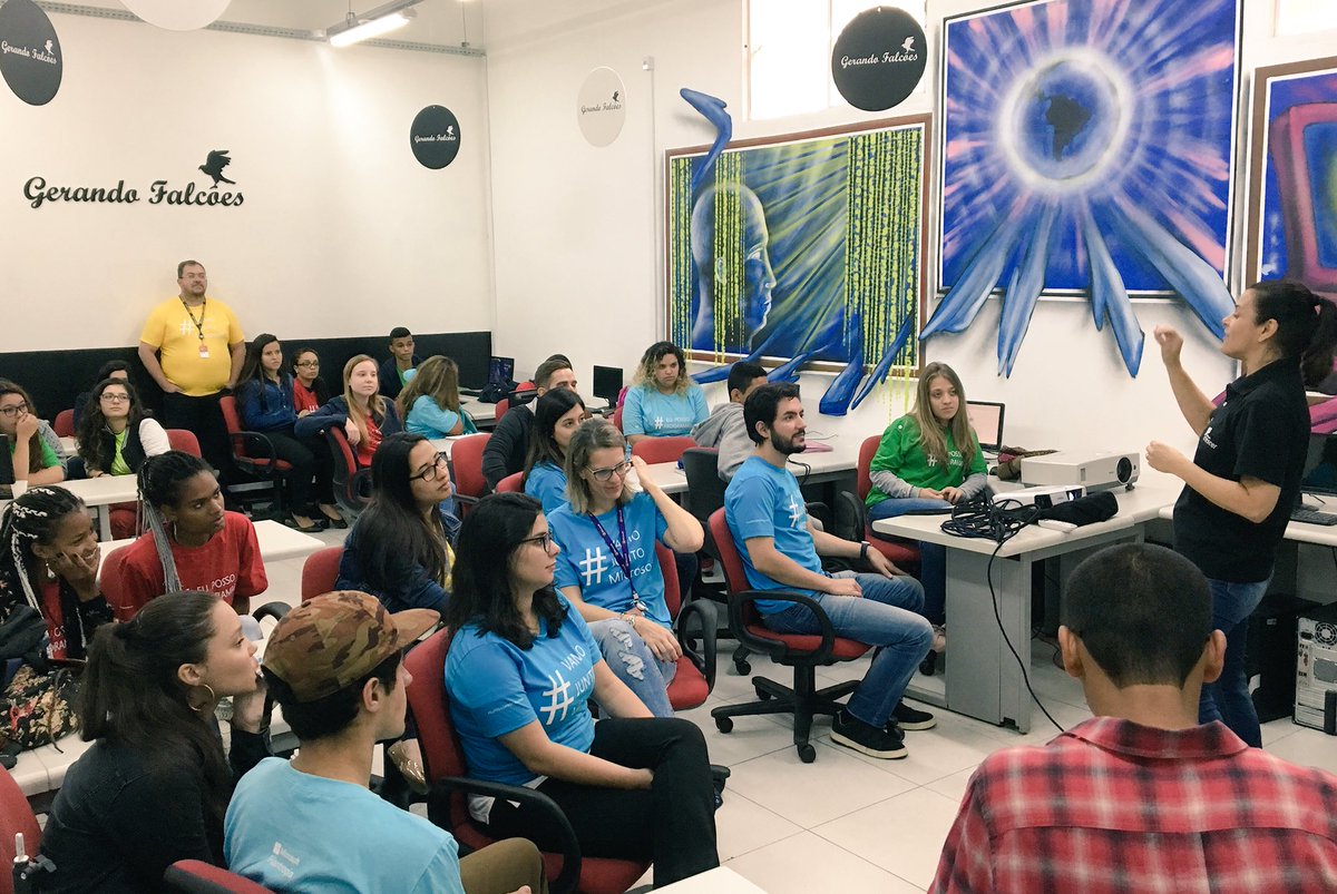 MicrosoftBr's tweet photo. Começou a Hora do Código no Instituto Gerando Falcões! Time da @MicrosoftBr junto com jovens da comunidade para aprenderem a programar. #VamoJunto #EuPossoProgramar https://t.co/NcmAbq8HVU