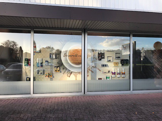 pinxdesign's tweet photo. Afgelopen vrijdag werd in Stein de nieuwe showroom van LIMCAF Koffie Service Systems geopend. PINX heeft in samenwerking met alle koffie leveranciers de fotowanden ontworpen. https://t.co/FSDArX7VkL