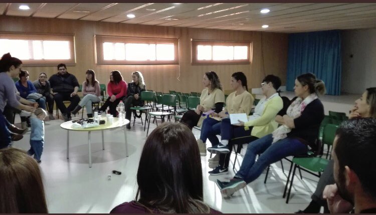 EscolaJoan23's tweet photo. Els pares i mares de #INF ahir van #gaudir d’una #xerrada “Prenem un cafè? Ajudar a créixer amb #autonomia” gràcies a les tutores Raquel de la #LLAR, Núria de #P3 i Gemma de #P4, compartint #dubtes, #angoixes i #estratègies... Molt interessant! https://t.co/fwjV9OQs3d