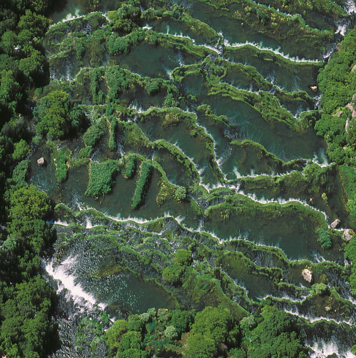 The cascades of Roški Waterfall at #NPKrka are known as the Necklace because of their interesting structure. Find out more: bit.ly/2zXglz6