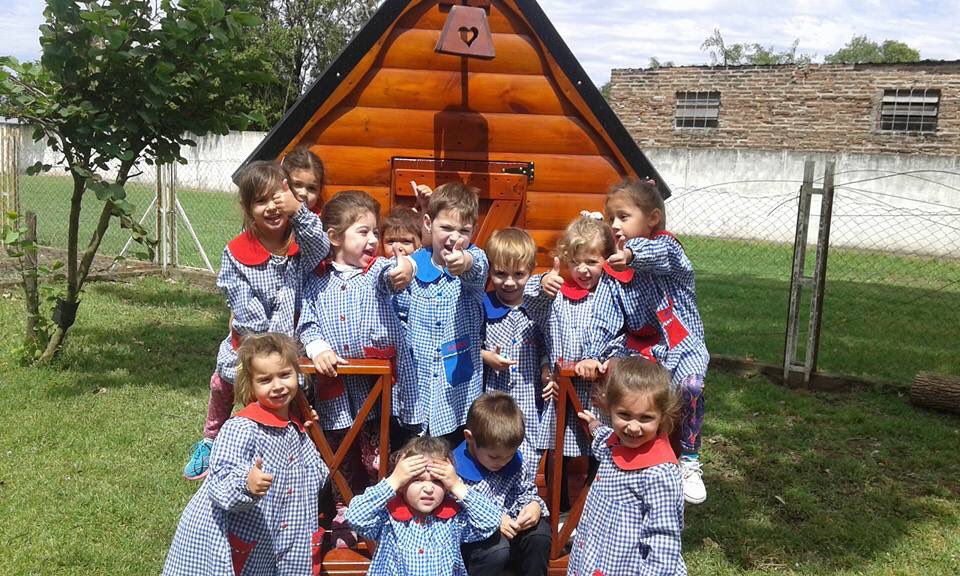 SarmientoComuna's tweet photo. JARDÍN
La Comuna Local a traves de su Presidente Comunal Horacio Rubiolo, ha donado al Jardín de Infantes Nro. 243, una casita de madera para que los chiquitines puedan disfrutar jugando.
Comuna de SARMIENTO | cerca tuyo https://t.co/SNW3TBMdeO
