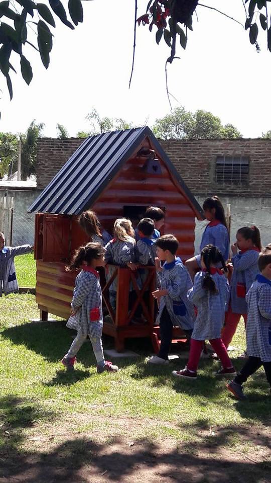 SarmientoComuna's tweet photo. JARDÍN
La Comuna Local a traves de su Presidente Comunal Horacio Rubiolo, ha donado al Jardín de Infantes Nro. 243, una casita de madera para que los chiquitines puedan disfrutar jugando.
Comuna de SARMIENTO | cerca tuyo https://t.co/SNW3TBMdeO