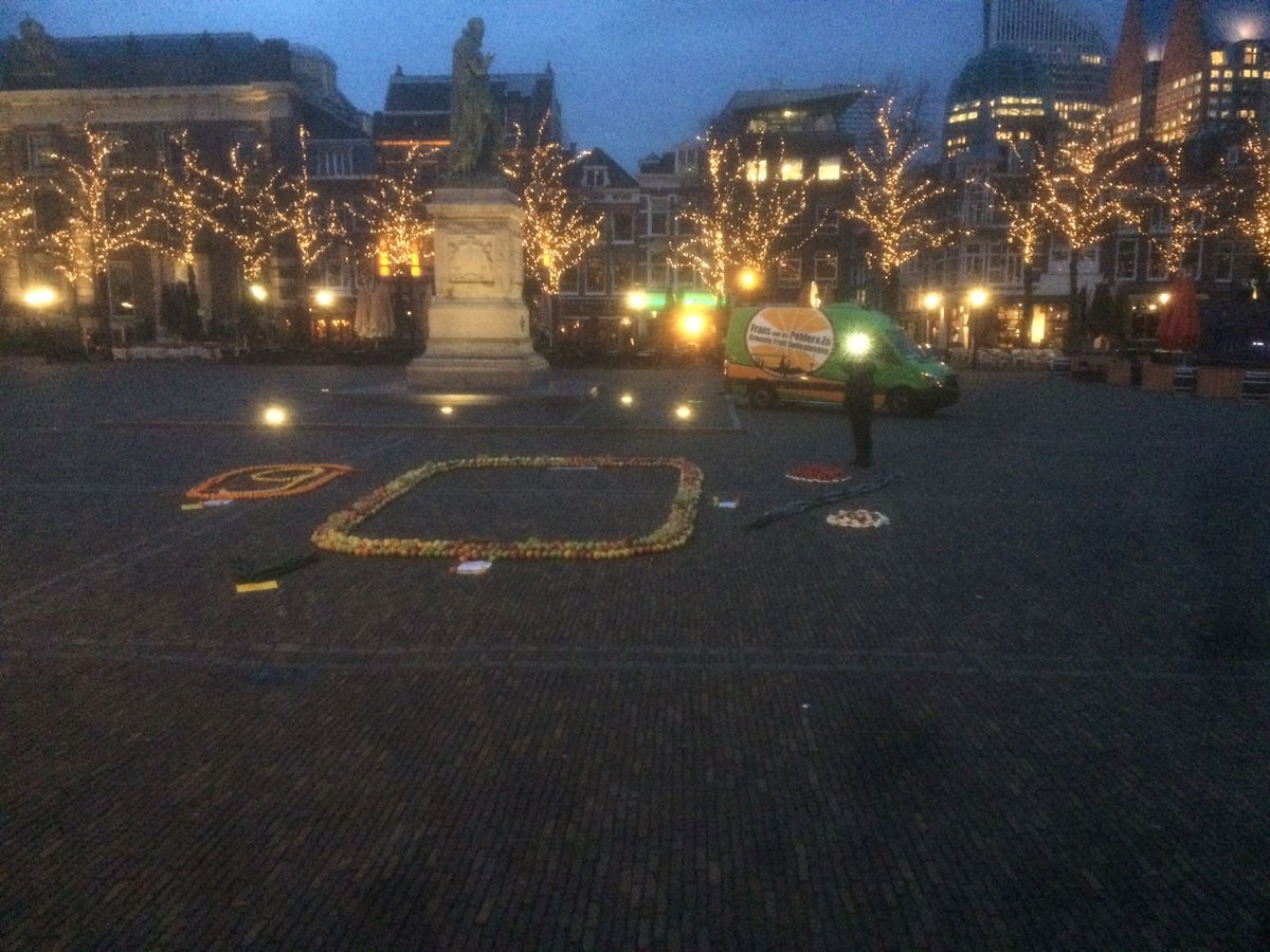 postuma_agf's tweet photo. In samenwerking met o.a. @agfdetailhandel en @postuma_agf  heeft AGF specialist @FruitmandjeNL vanochtend op het binnenhof een protestactie gehouden tegen de BTW verhoging op AGF naar 9%... Wij pleiten dan ook voor 0%! 

Teken de petitie op https://t.co/5crFaEyTUC https://t.co/8FooNsMVYT