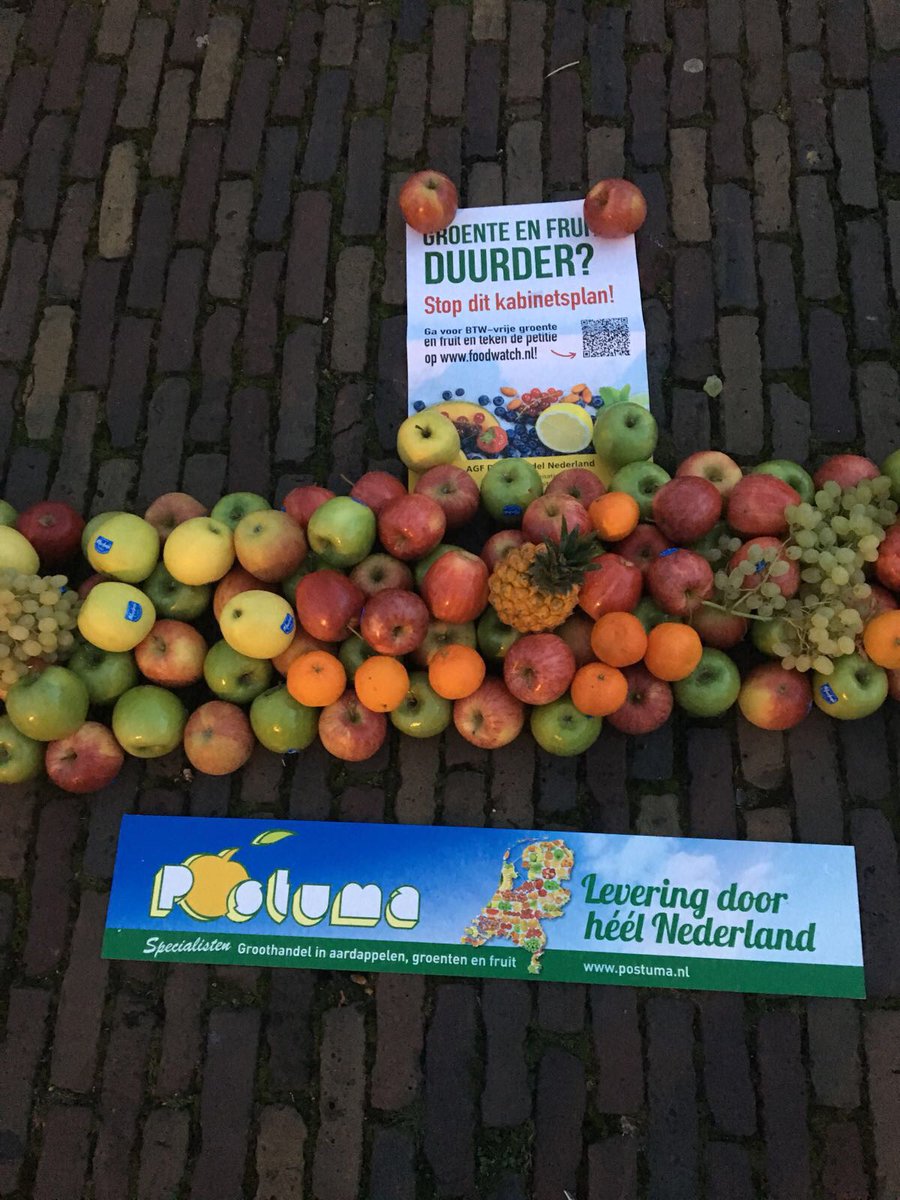 postuma_agf's tweet photo. In samenwerking met o.a. @agfdetailhandel en @postuma_agf  heeft AGF specialist @FruitmandjeNL vanochtend op het binnenhof een protestactie gehouden tegen de BTW verhoging op AGF naar 9%... Wij pleiten dan ook voor 0%! 

Teken de petitie op https://t.co/5crFaEyTUC https://t.co/8FooNsMVYT