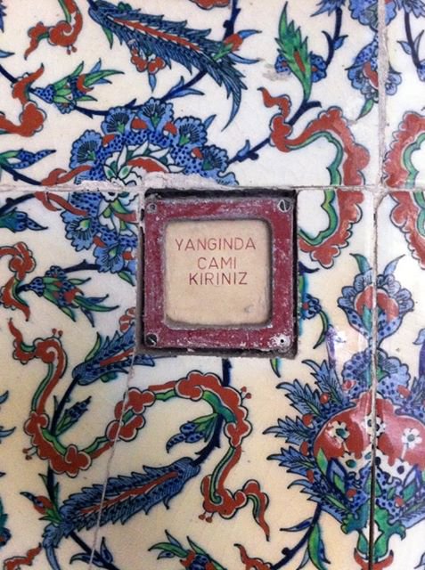 Topkapı Sarayı'ndaki 16. yüzyıla tarihlendirilen nadide İznik çinisi spiralle kesilip yangın alarm butonu yerleştirmiş. #HayallerGerçekler