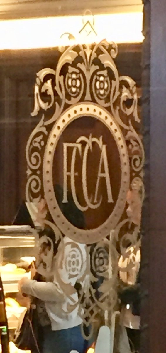 adribarre's tweet photo. Pavada de local @StarbucksAr Estación Central Tren Mitre, Retiro #buenosaires #architecture > Detalle el antiguo logo cuando se llamaba Ferrocarril Central Argentino y el hogar en madera y mármol https://t.co/DheTGEJsO8