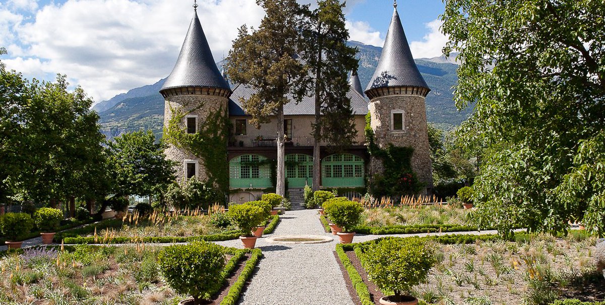 FranckFerrand's tweet photo. C'est d'une découverte étonnante que vous parle aujourd'hui Franck Ferrand. Dans le château de Picomtal, ont été retrouvés sous un plancher des documents cachés par un simple menuisier, et qui révèlent un village perdu du XIXème siècle, aux nombreux secrets. @Europe1 #ACDH https://t.co/af2uWLoi4L