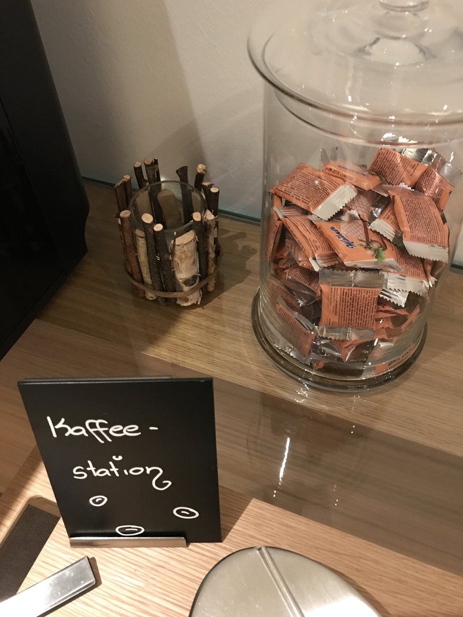 becon's tweet photo. Manner Schnitten zum Kaffee. @netways weiß wie‘s läuft. #osmc https://t.co/4zmp547YEj