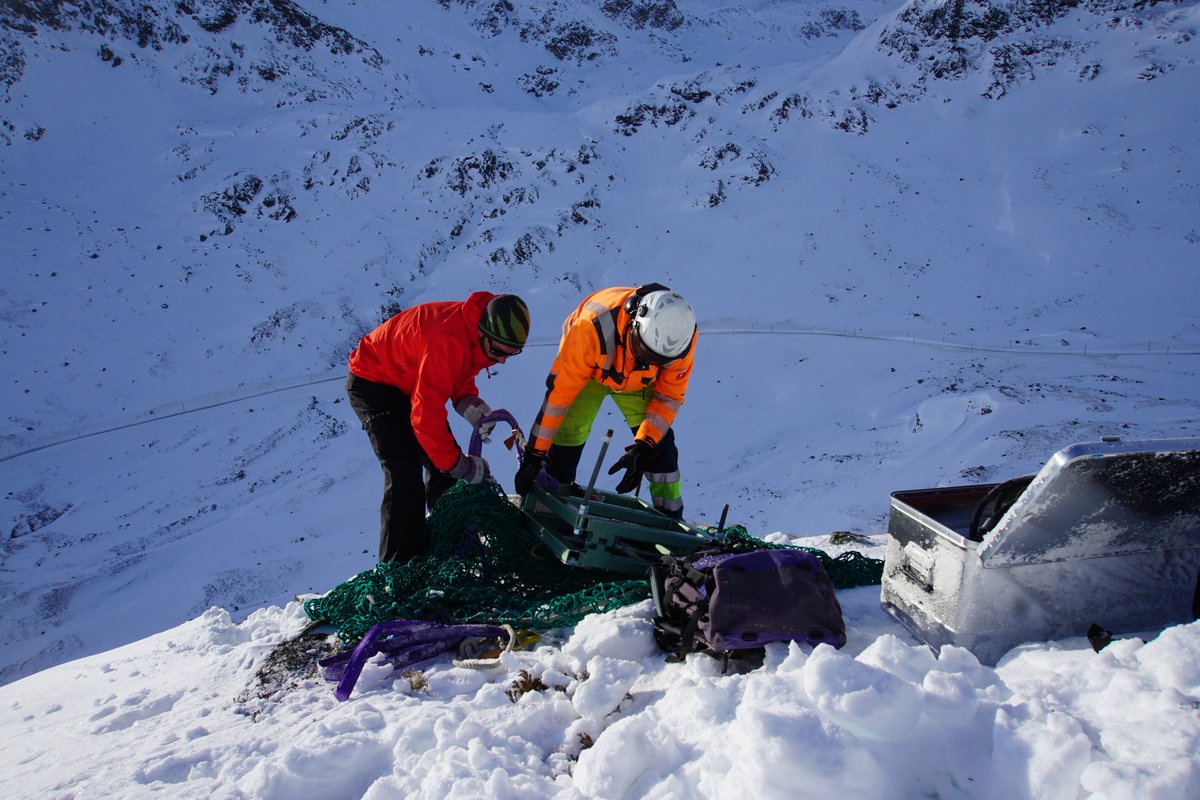 teamcaviezel's tweet photo. #Rockfall #experimental season is finished for 2017 at Flüela Pass. Retrieval of the release platform for maintenance work before the winter hits hard. 
Looking forward to next season. #DataAnalysis ahead. #RAMMS #slf #rockfallsimulation #experimentsformodelcalibration https://t.co/cabQl4o7hL