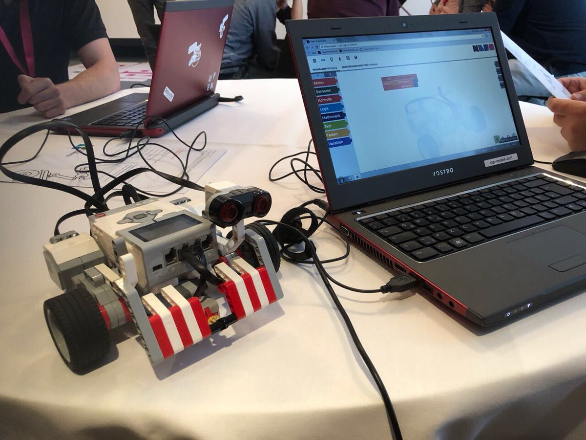 T_Digicamp's tweet photo. Programmierung von Robotern leicht gemacht. Einsteiger werden spielerisch an das Thema herangeführt. #telekomwall #Digicamp ^md https://t.co/vBU4ufpISm