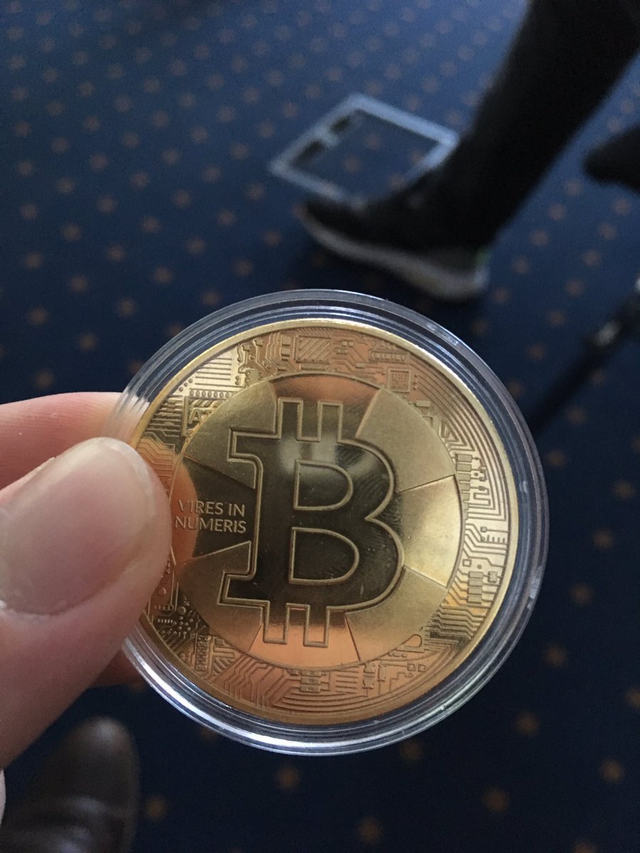 T_Digicamp's tweet photo. Beim Vortrag zum Thema Blockchain und potentielle Einsatzgebiete im Service bekommen die Teilnehmer leider nur einen physischen Bitcoin #telekomwall #digicamp ^md https://t.co/g77MGk0aN3