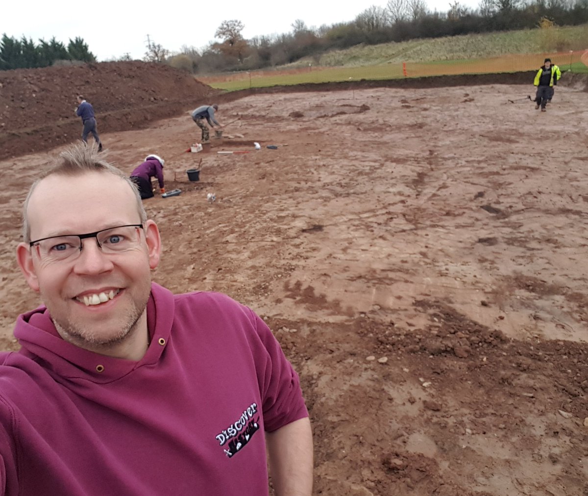 DiscoverhistPH's tweet photo. Paul is always happy when he gets to work on an archaeological excavation.This is the dig taking place in Mabbs Orchard Allotments in Worcester @worcesternews @bbchw @myworcester @WorcsArchSoc @worcestermuseum @WorCityHeritage @WorcsNOW @worcslife #BackingWorcester #Archaeology https://t.co/8rAyGZ5q8o