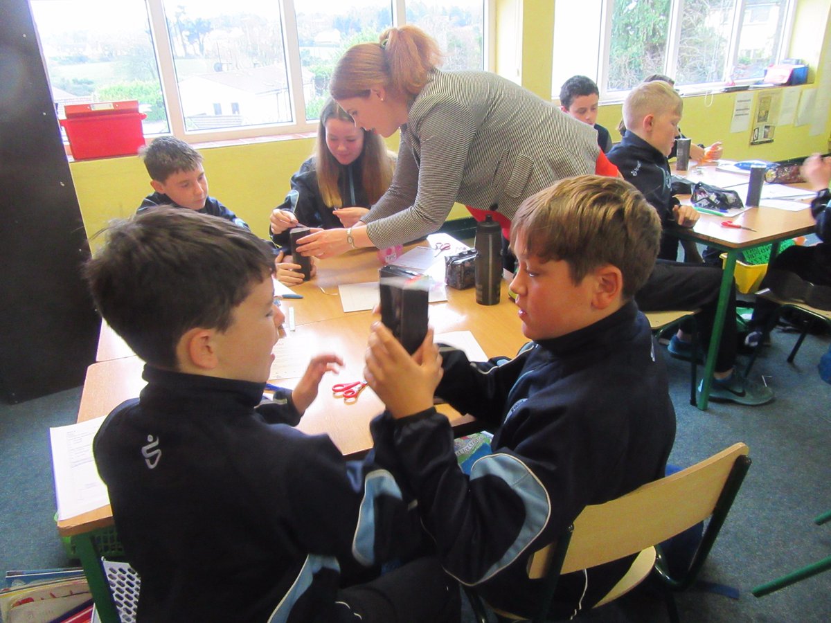 NiamhTalking90's tweet photo. Next, the fun part - making! ✂️📏💡🔭🔍

Using cardboard &amp; a diffraction grating, we made spectroscopes so we could see the rainbow of colours that combine to make white light 🌈

#ScienceWeek #BelieveinScience #LoveIrishResearch #showoffyourscience https://t.co/3qypmCuDAV