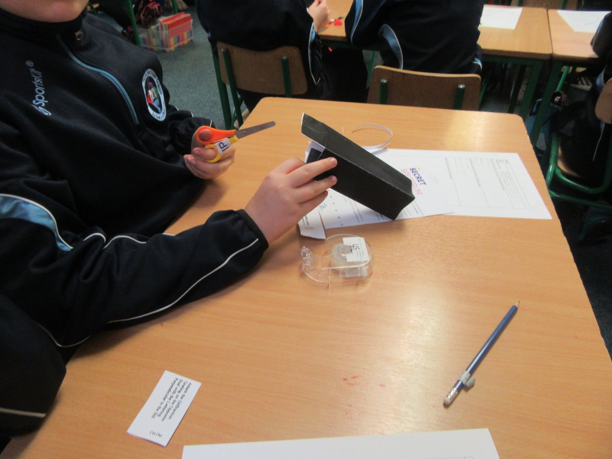 NiamhTalking90's tweet photo. Next, the fun part - making! ✂️📏💡🔭🔍

Using cardboard &amp; a diffraction grating, we made spectroscopes so we could see the rainbow of colours that combine to make white light 🌈

#ScienceWeek #BelieveinScience #LoveIrishResearch #showoffyourscience https://t.co/3qypmCuDAV