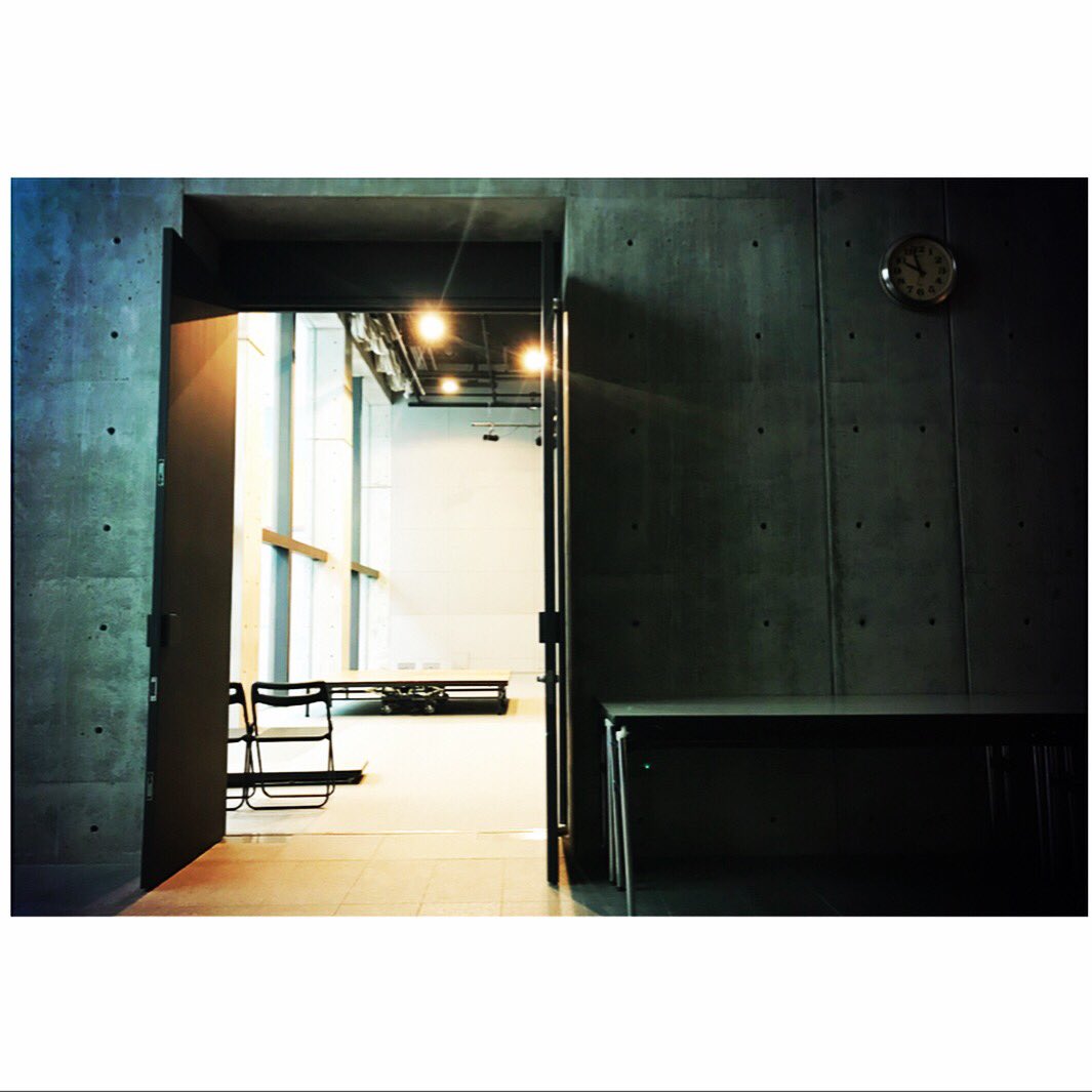 yn_camera's tweet photo. 緊張も不安も.音楽とヒカリの中に閉じ込めて.最後にはどうしようもなく溢れてしまう場所.
#軽音 #ライブ #照明 https://t.co/8ixrVwkmfF