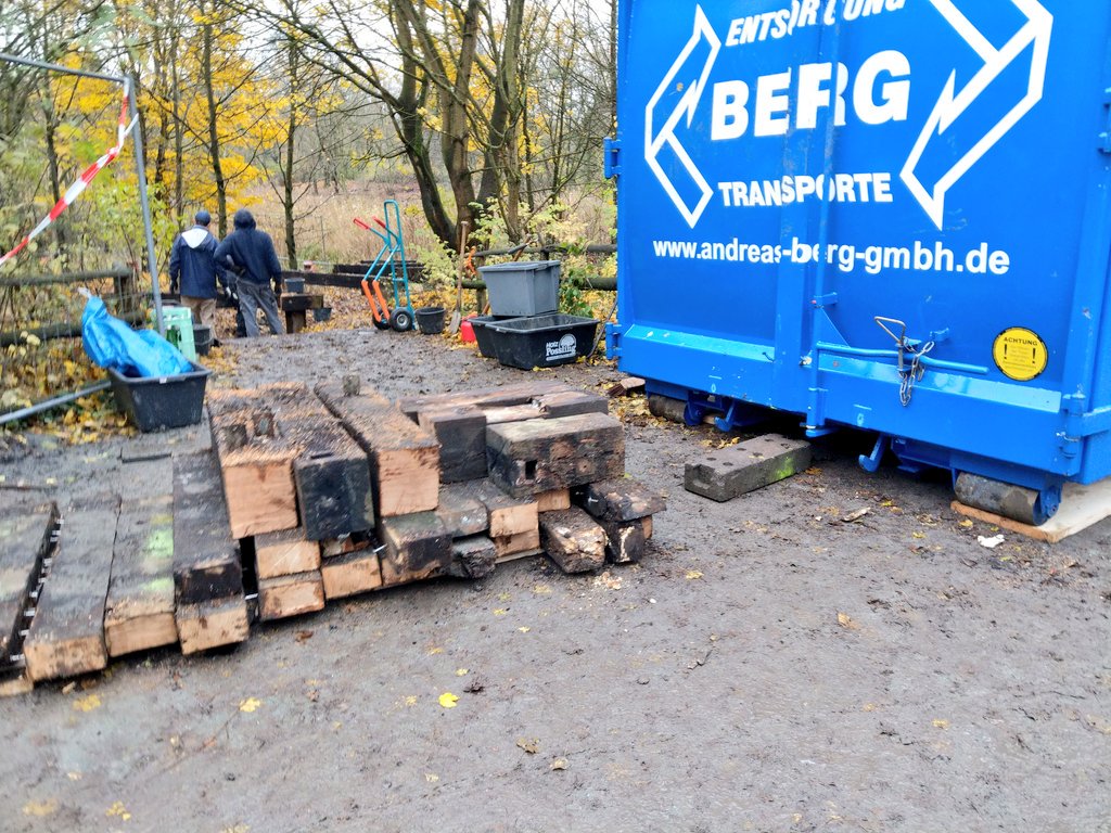 flecks's tweet photo. Der Steg um den #RixdorferTeich in der #Hasenheide wird gerade entfernt - kommt ein neuer, @derjochen?
cc @rogerwilc00 @KiezInAktion @hasenhde #Neukölln #Berlin https://t.co/ZcxKCa0BIU