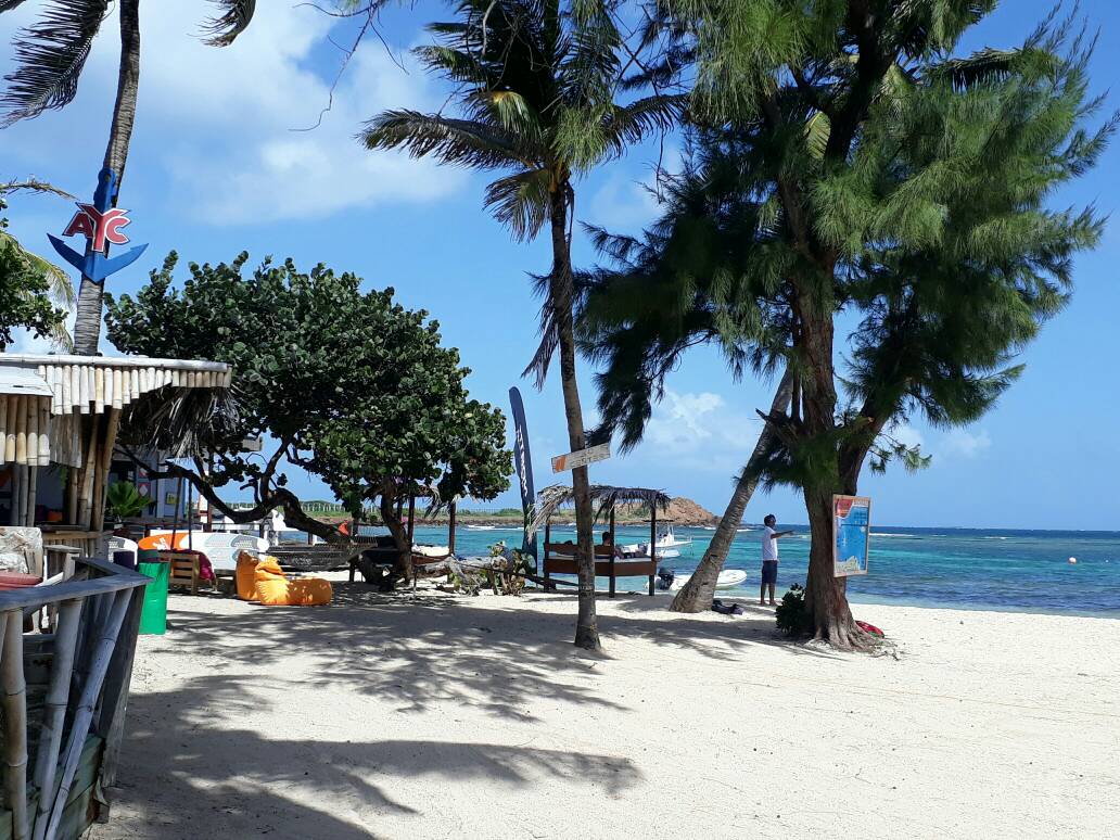 yachtcs's tweet photo. #JTProCenter #Kiteboarding on Union Island why not try it out on a #GrenadinesCrewedYacht #GrenadinesYachtCharter #YachtCharter https://t.co/wV4ogVEsQg
