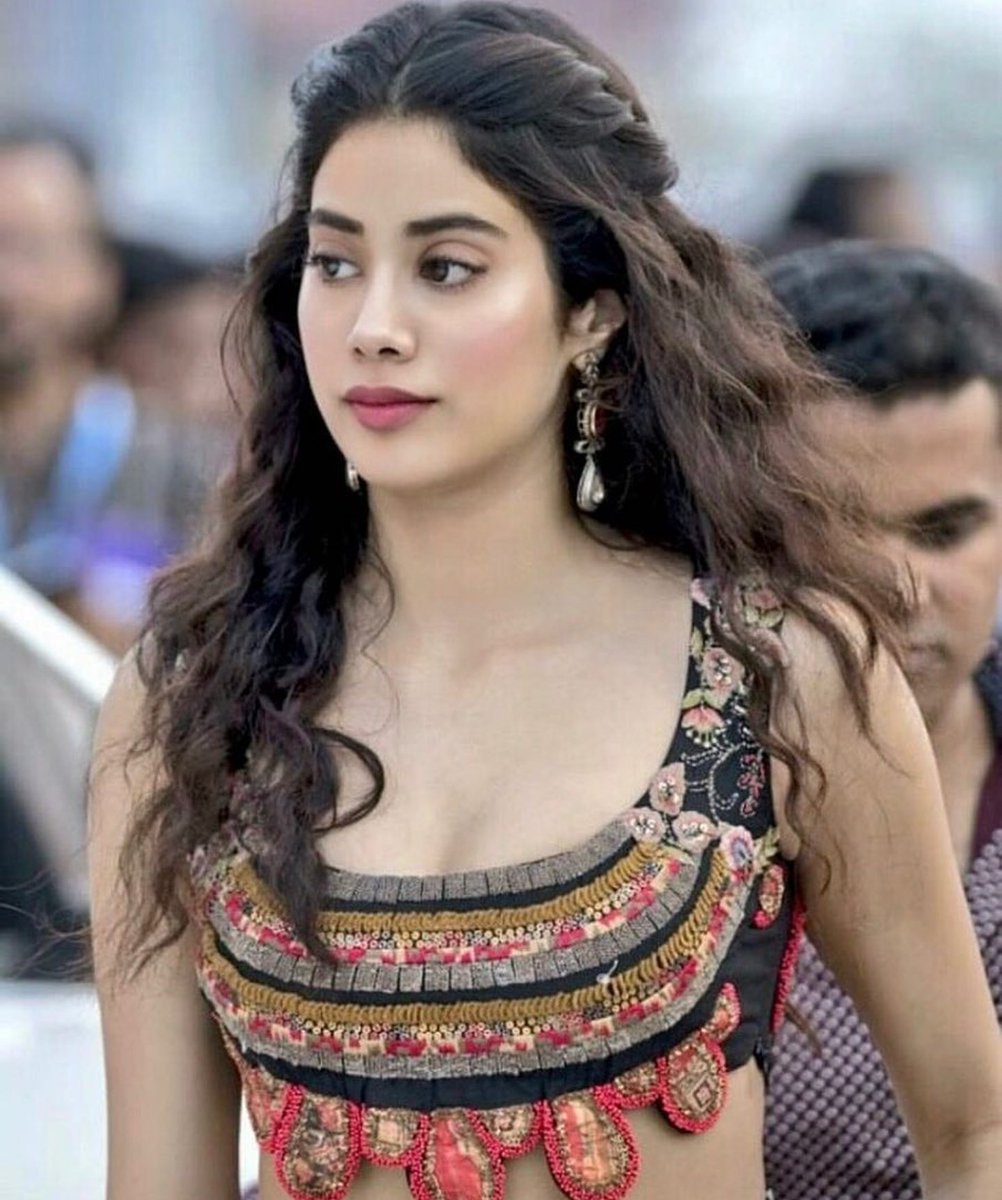 metroglitz's tweet photo. Janhavi looked divine during the opening day at #IFFI. #FB https://t.co/11wYKaU4TL