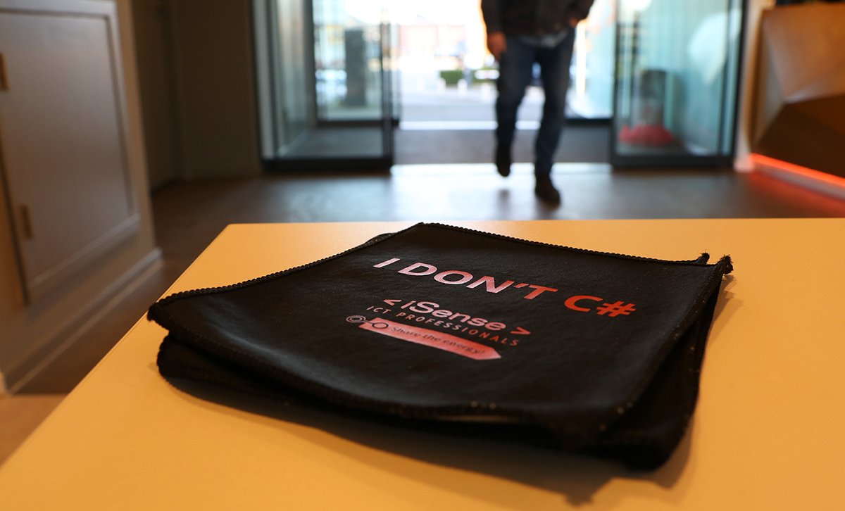 OfficialExperis's tweet photo. De eerste deelnemers komen binnen, de sprekers maken zich klaar en de barbecue wordt geïnstalleerd. Vandaag praten we over Java, eten we stamppot en spreken we vakgenoten. #javasummit #idontcsharp #iSense https://t.co/boRxj2doZq
