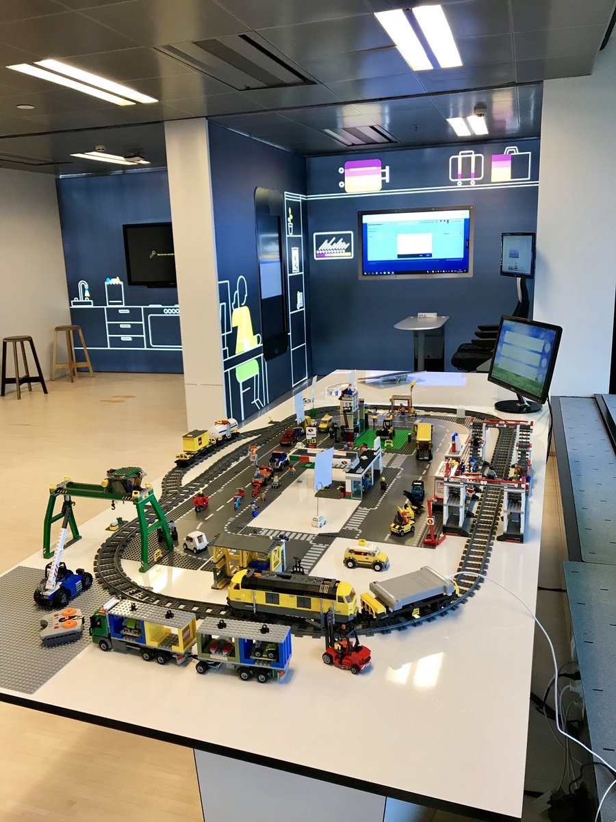 aliwright0's tweet image. At the SAP Experience Center Copenhagen. #designthinking #connectedfuture Thanks for the tour Nordic CTO @JSchleimann #MakeDigitalReal #SAPExperienceCenterCPH