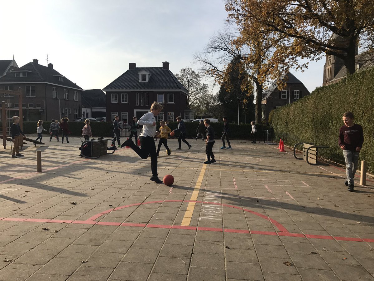 Michel_BW's tweet photo. Met 20 enthousiaste leerlingen gr 6-8 van #stjoris in #borculo bezig met @BeweegWijs Panna KO toernooi na schooltijd. Wat gaat het respectvol fanatiek tegen elkaar! https://t.co/5RHewjOrpY
