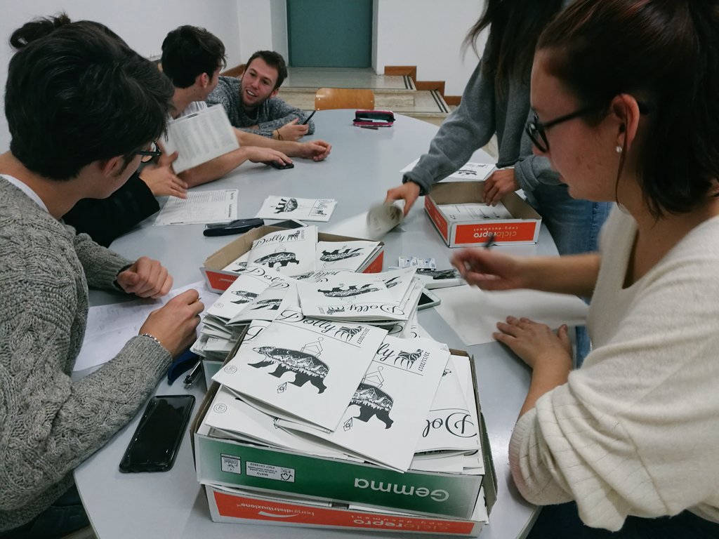 dolly_righi's tweet photo. Tra le gioie e i dolori,
Il Dolly torna per i nostri lettori!
Domani nelle vostre classi
#seidelrighise https://t.co/1cqUsFFuZa