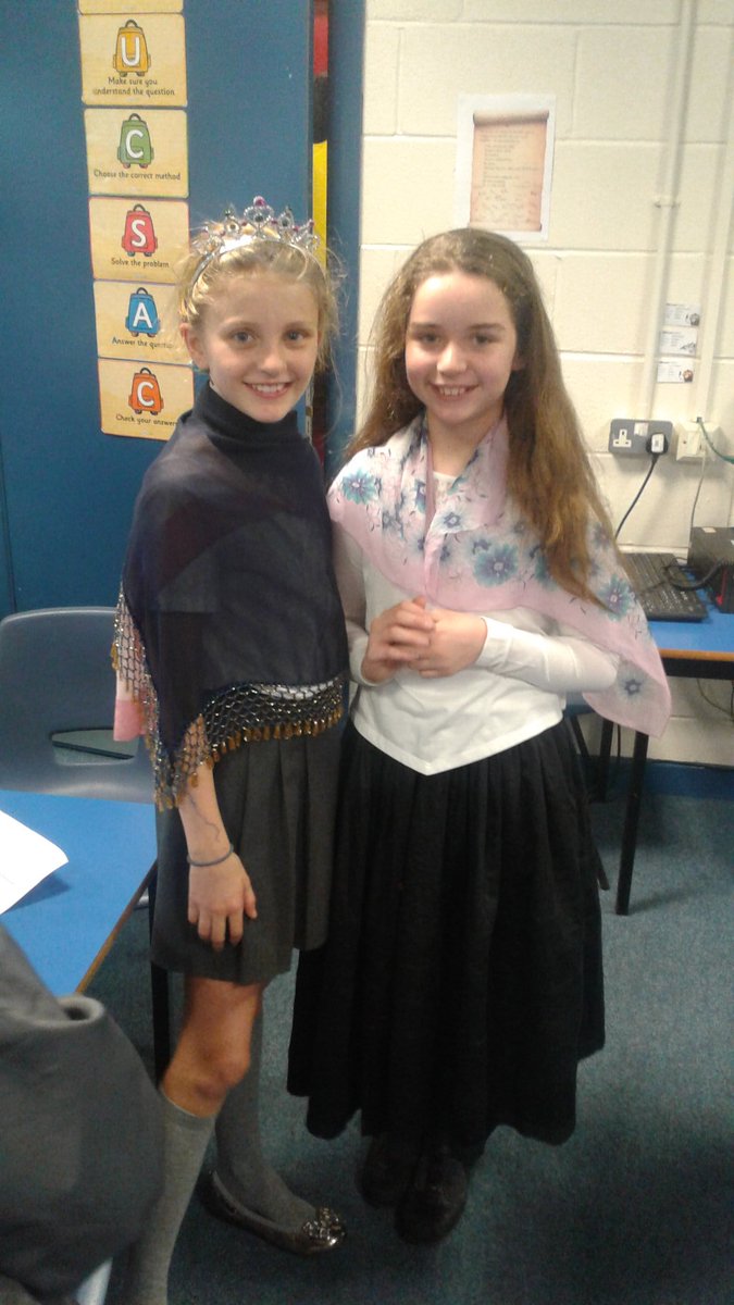 MosspitsYear6's tweet image. 6B are practising their Medieval films that they&apos;re going to record next week 👑👖🎩#computing #year6computing