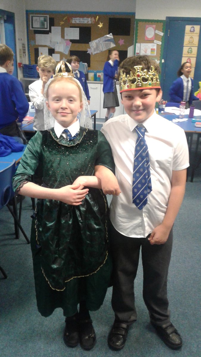 MosspitsYear6's tweet image. 6B are practising their Medieval films that they&apos;re going to record next week 👑👖🎩#computing #year6computing