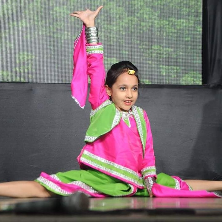 DSRIS_Malad's tweet photo. ‘Crescendo’, the Annual Day festival of #DSRIS started with a bang. The event was an amalgamation of energy, free-spiritedness, enthusiasm and memorable moments. The ambience was energetic and full of vigour. #Crescendo #DSRIS #AnnualDay #2017 #Fun #Performances https://t.co/cwuQaO78TK