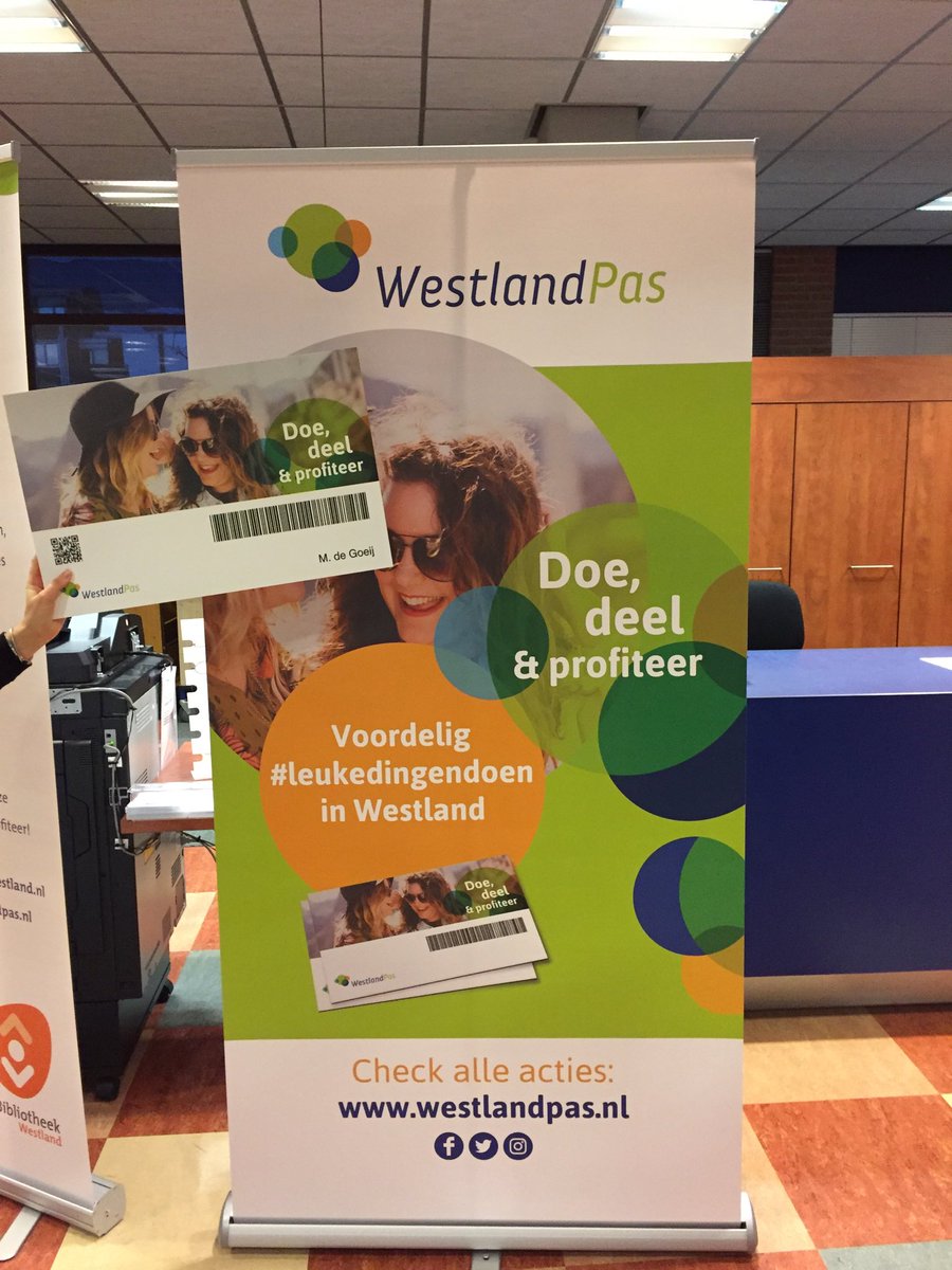 MargaDeGoeij's tweet photo. Eerste @DeWestlandpas ontvangen van initiatiefnemer @JochemImmerzeel. 
Mooi initiatief voor alle Westlanders! Voordelig #leukedingendoen! https://t.co/iGXwlMVwpY