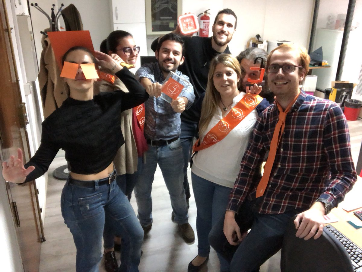 JorgeBMP's tweet photo. El equipo de comunicación ya está como loco por la #GalaAS2017. ¡No queda nada! 🎉 #10añosAS @AS_Empleo https://t.co/kV61jVVlPg