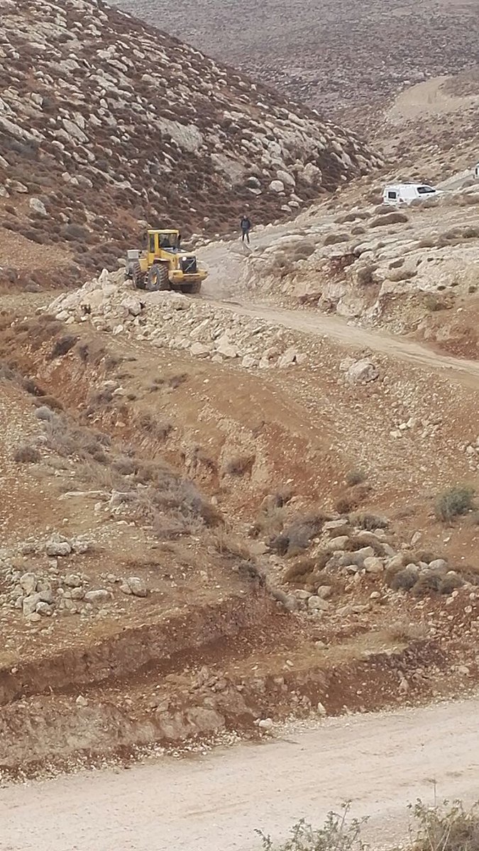 InsiemeATuwani's tweet photo. Ancora #demolizioni e #chiusure in #MassaferYatta #FiringZone 918 volontari di @OpColombaApg23 sono adesso là.L'esercito israeliano ha demolito una struttura a #Halaweh. al momento è impossibile raggiungere il villaggio perché l'esercito sta chiudendo la strada con dei roadblock https://t.co/lgMmQFTK4O