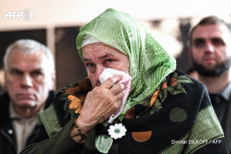 AltraVerita's tweet photo. Bosna'da Mladiç duruşması naklen takip edildi. O ana dair AFP'den iki kare : 
Bir yanda gözü yaşlı Srebrenicalı bir anne ; diğer yanda meydan okuyan Sokolaçlı Sırplar ! https://t.co/R2brNNcDrU