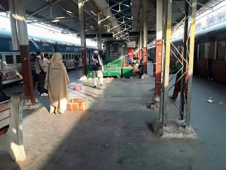shailen_pratap's tweet photo. Illegal land grabbing at Old Delhi Railway Station between plateform no.4 &amp; 5. 2-3 green coloured boxes are also kept and they did fencing to stop commuters.
@PiyushGoyal ji plz look into the matter. https://t.co/EKuSoEDrS9