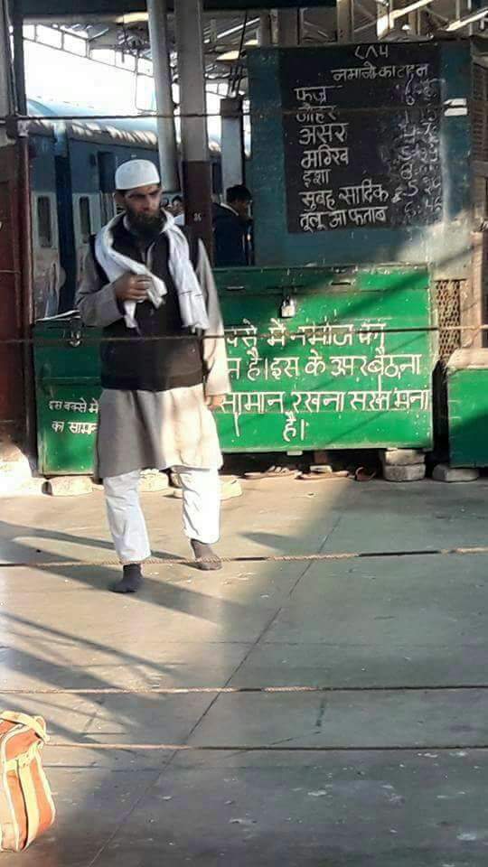 shailen_pratap's tweet photo. Illegal land grabbing at Old Delhi Railway Station between plateform no.4 &amp; 5. 2-3 green coloured boxes are also kept and they did fencing to stop commuters.
@PiyushGoyal ji plz look into the matter. https://t.co/EKuSoEDrS9