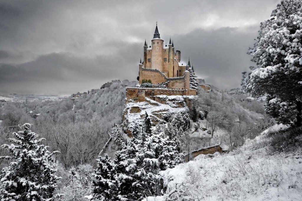 Of_Wonderland_'s tweet photo. #DidYouKnow that The #Alcázar of Segovia, #Spain, has been a #fortress, a #royal palace, and a #prison? It is also said to have been the inspiration for #WaltDisney’s #Cinderella #Castle, but fortunately for the public, in its current incarnation, it is a #museum open to all 🇪🇸 https://t.co/GNDrx5wNVG